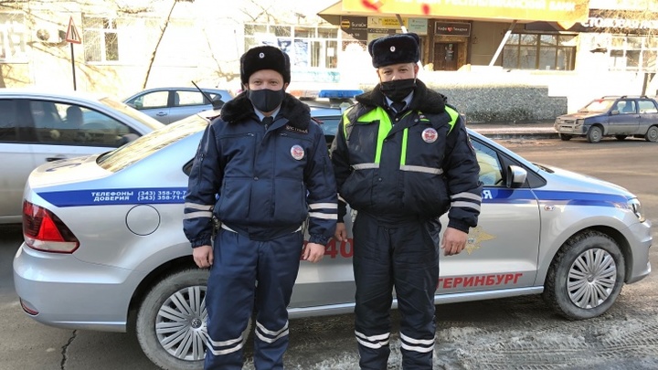 Экипаж ДПС в Екатеринбурге сопроводил роженицу в перинатальный центр
