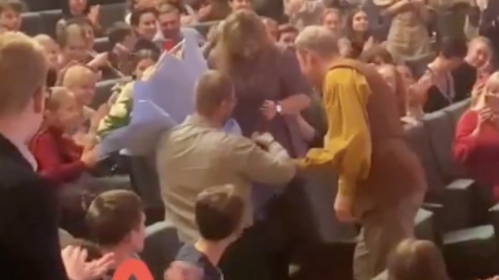 В Краснодаре зритель тетра драмы им. Горького сделал предложение возлюбленной во время спектакля