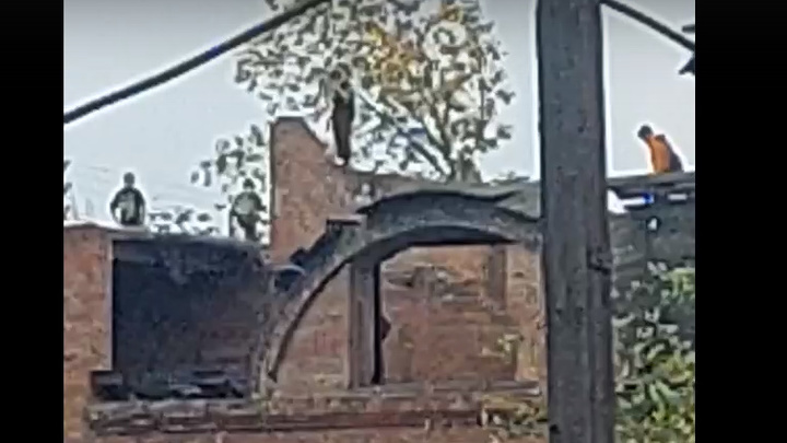 В Новокузнецке подростки развлекались на крыше заброшки