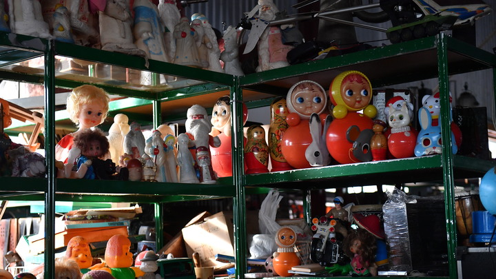 Продавцы «Детского мира» в Нижнем Тагиле выбросили на помойку новые игрушки и одежду