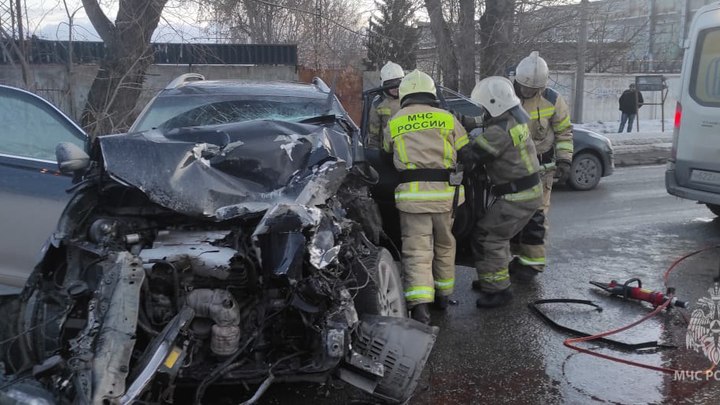 Водителя Lexus после ДТП с трактором в Екатеринбурге пришлось доставать из салона спасателям