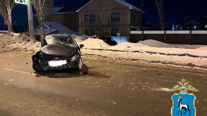 В Самаре Гранта из-за помехи на дороге влетела в столб