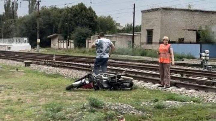 В Ростовской области пассажирский поезд раздавил мотоцикл на железнодорожном переезде В Ростовской области пассажирский поезд раздавил мотоцикл на железнодорожном переезде