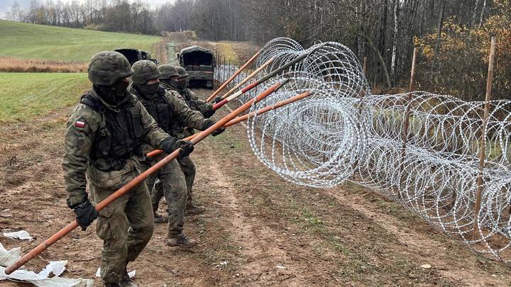 RMF24: На польских солдат напали с бутылкой и копьем на границе с Белоруссией