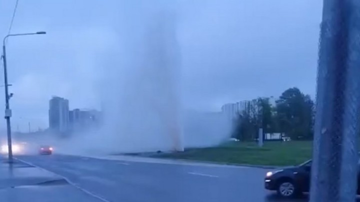 После гидравлических испытаний на Ленинском проспекте прорвало трубу