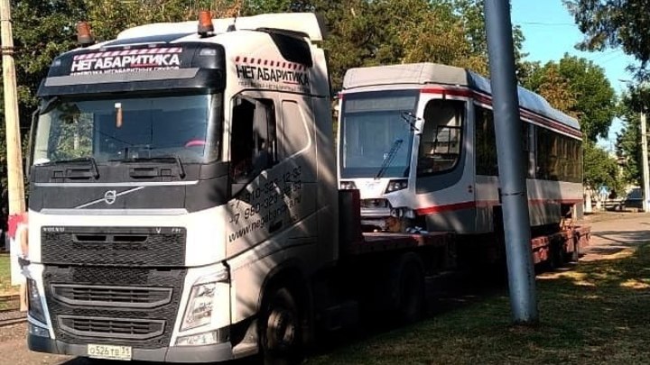 В Западное депо Краснодара доставили 12-й трамвай из партии 2020 года