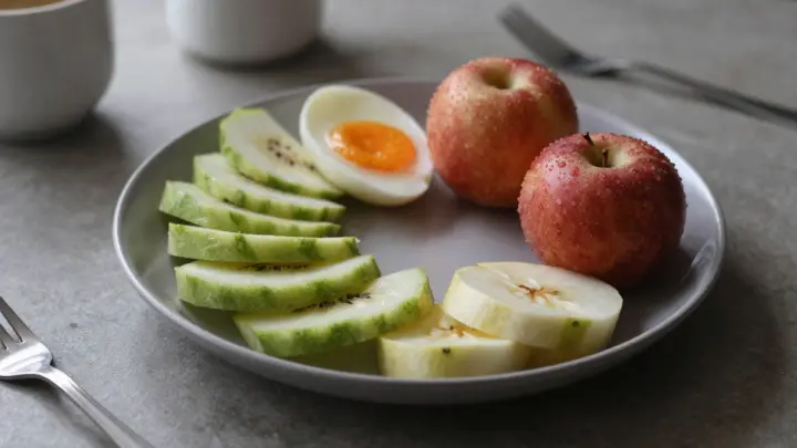 Диетолог Леон назвала типичную ошибку во время завтрака