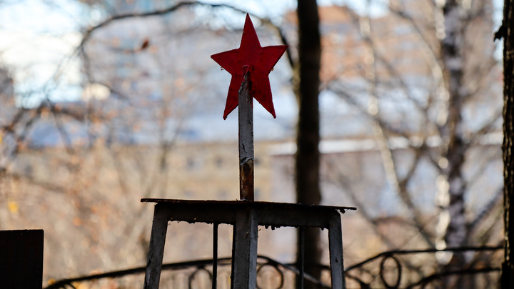 Сочи грозит экологическая катастрофа из-за разрушения Барановского кладбища. Могилы съезжают в овраг