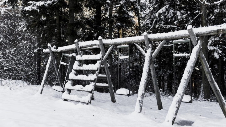 Качели-убийцы в Челябинске: девочка-инвалид рухнула с высоты