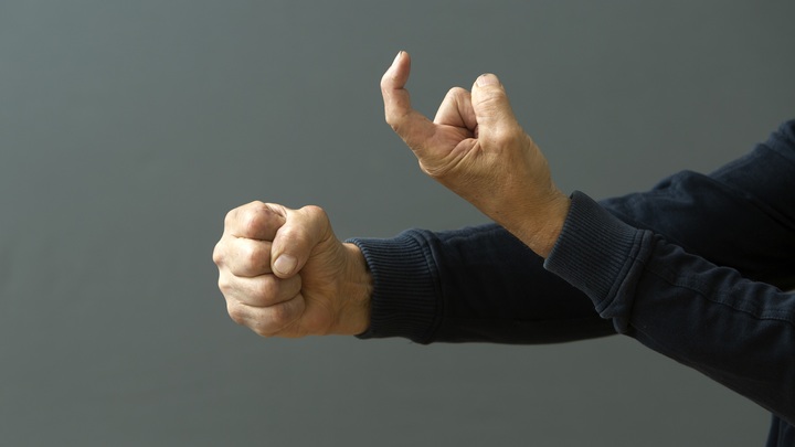 Студент в США в одиночку одолел трёх грабителей. Полицейский после такого вспомнил русский язык