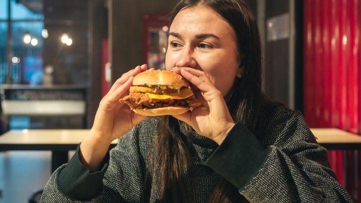 Человеческая ДНК в бургерах: Скандал с популярной сетью ресторанов быстрого питания