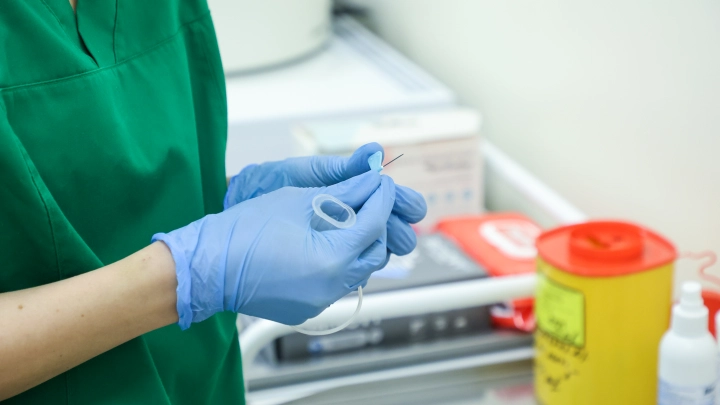 В крови переболевших коронавирусом ученые нашли липкие ловушки