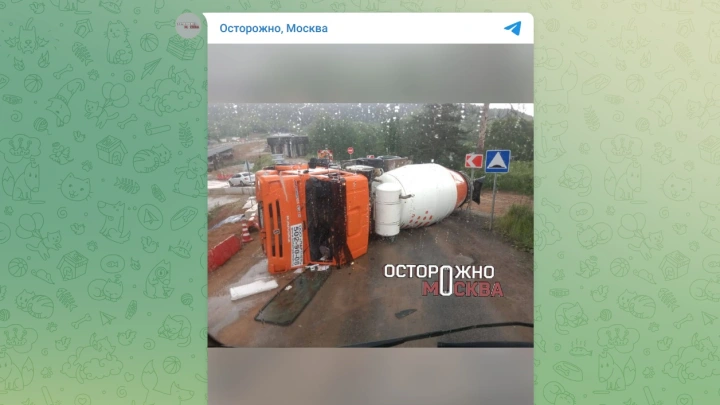 Опрокинувшаяся бетономешалка перегородила дорогу на мосту в Подольске