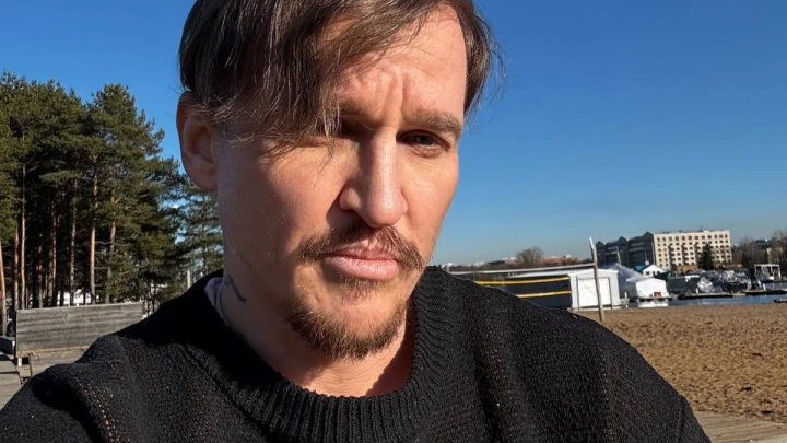 «Лечь на пол, это полиция!»: кто такой блогер Эль Капитан, почему к нему ворвались люди в штатском