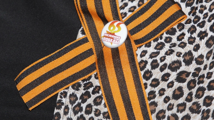 Теперь это гордость: Ветераны Мариуполя со слезами рассказали, как прятали Георгиевскую ленточку