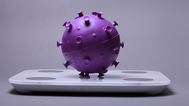 Коронавирус активнее распространяется летом: Учёные открыли неожиданный фактор