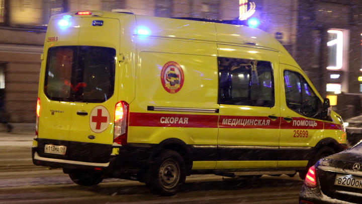 Со скользкой дороги прямо в Фонтанку: в центре Петербурга автомобиль вылетел на лёд