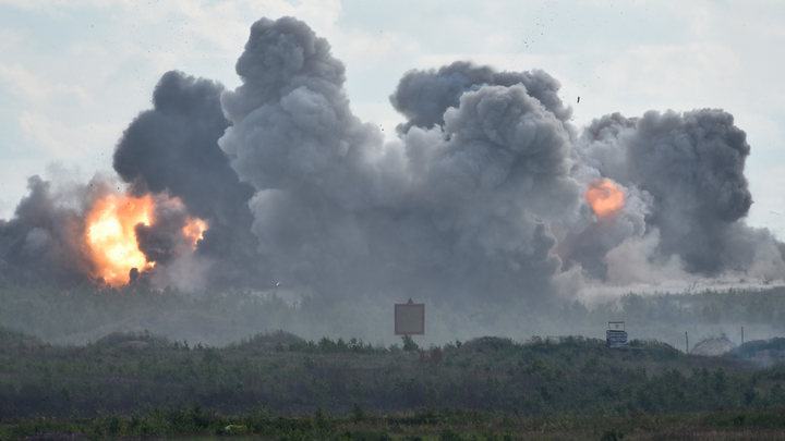 Украинские боевики бегут с поля боя, переодевшись в женскую одежду