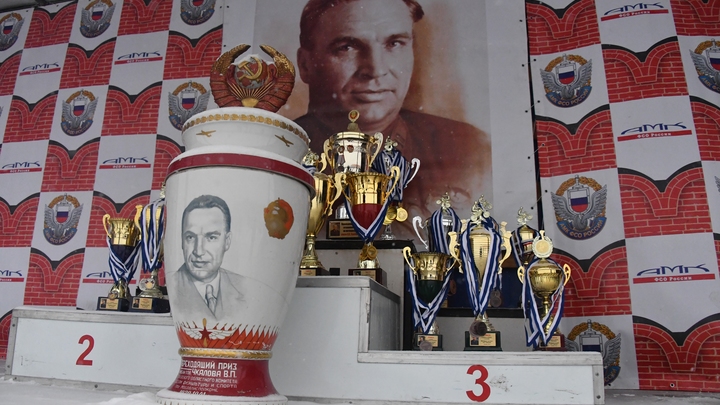 В Киеве сносят памятник Валерию Чкалову