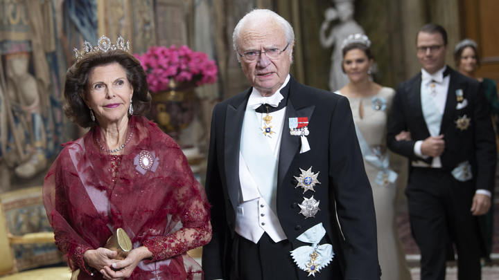 Расстроил собаководов: В Швеции требуют отставки короля