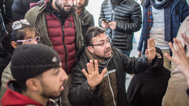 В Брюсселе средь бела дня мигранты избили парламентария - видео