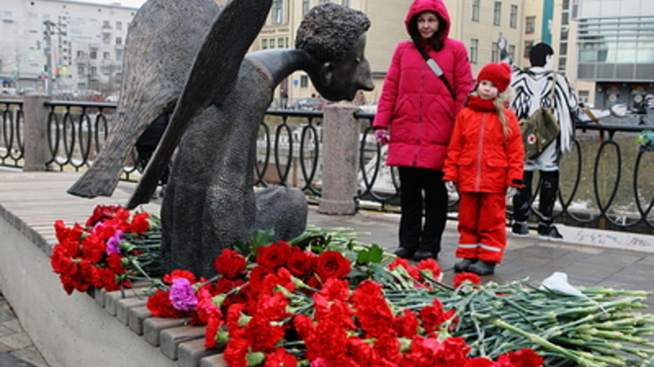 У памятника Печальный ангел в Петербурге вспомнили погибших от COVID медиков