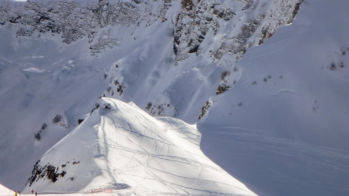 МЧС: В Северной Осетии ищут пропавших после схода лавины туристов. Названы их имена