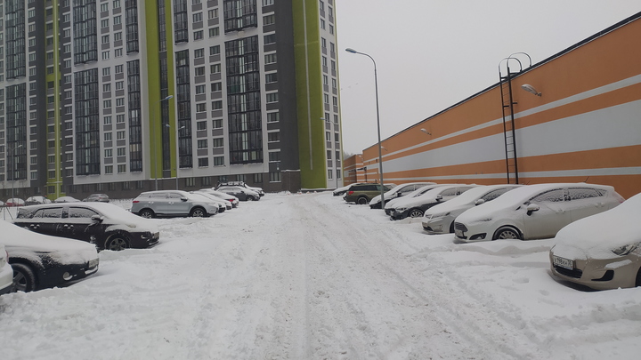 Сугробы вынудили чиновников создать три зоны для временного складирования снега