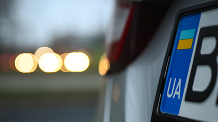 В Днепрорудном раздают наклейки на автомобильные номера с флагом Таврической губернии