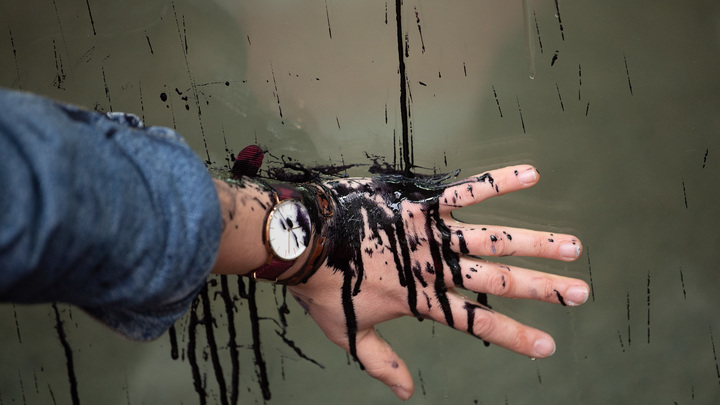 Нормально? Терпишь, да?: Житель Бугульмы на много часов увяз в яме с мазутом