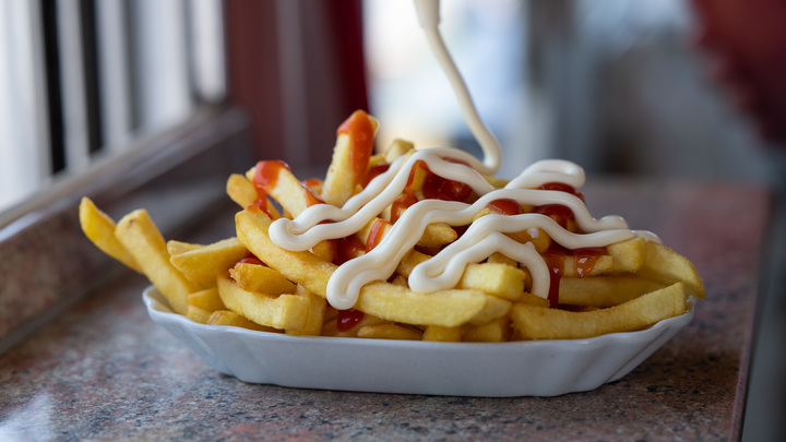 Чтобы не было дискомфорта: Диетолог назвала безвредные альтернативы кетчупу и майонезу