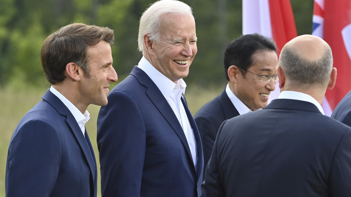 New York Post объяснил конфуз Макрона на саммите G7: Опозорился снова Байден