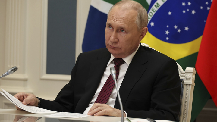 Владимир Путин лично наградил экипаж танка Алёша во время визита в Курскую область