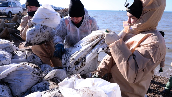 Спецтехники нет: волонтёры вынуждены вывозить мешки с мазутом на сапбортах и на своих машинах