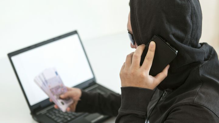 Лера Кудрявцева использовала магическое Чей Крым? в разговоре с мошенником