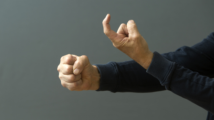 Ветерана СВО повалил на парковке врач с молотком. А теперь полная история