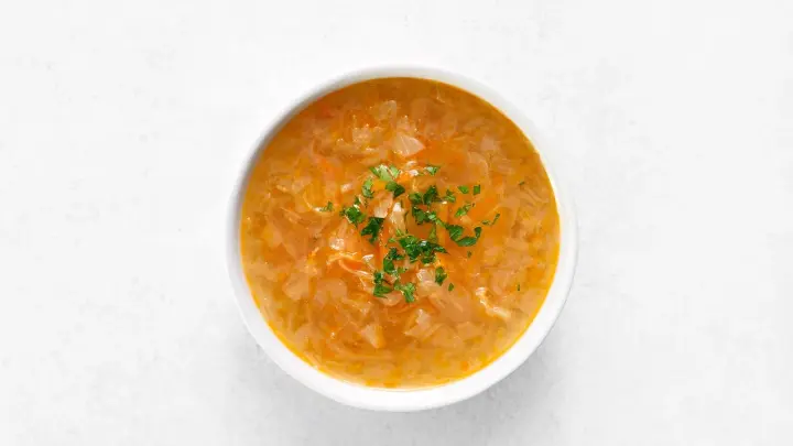 Эксперт по долголетию Буэттнер назвал простой суп на завтрак для продления молодости