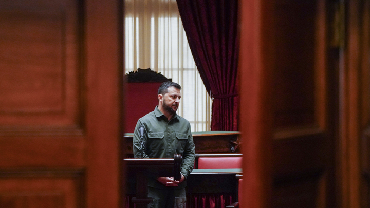 Захарова: Зеленский в США умоляет продолжать спонсирование своего трагикомического шоу