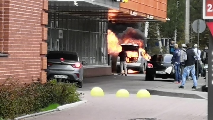 На парковке у Лахта Центра в Санкт-Петербурге сгорел автомобиль