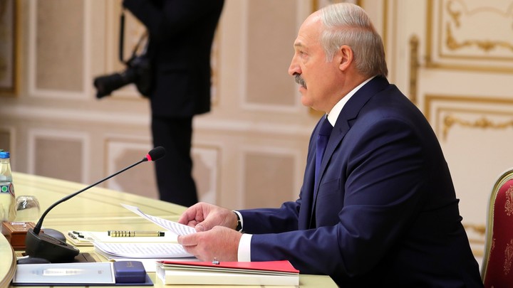 Лукашенко готовит ответный удар: Политолог не исключил закрытия границ с Прибалтикой