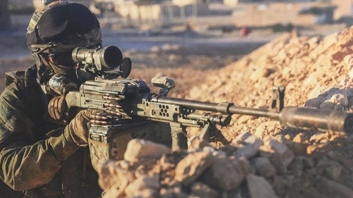 Русский боец с винтовкой на руках выиграл снайперскую дуэль у военной из Польши