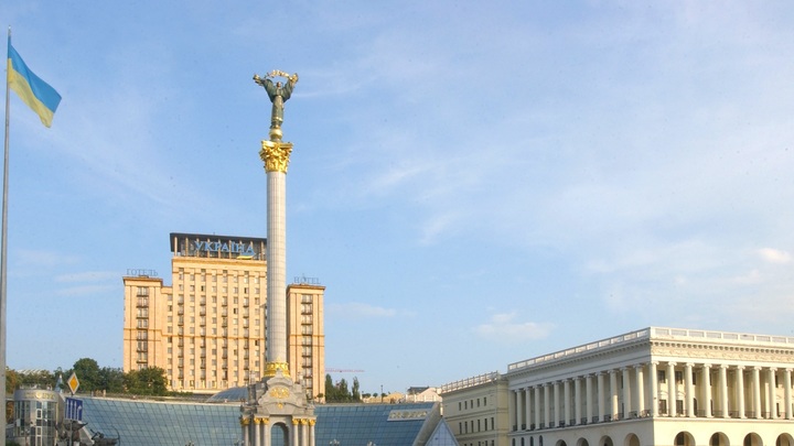 Соскин: Решение Зеленского повысить зарплаты своему офису приведёт к массовому бунту