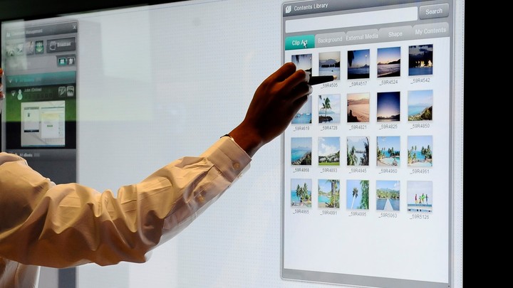 В Энергодар привезли новую мебель для двух Атомклассов