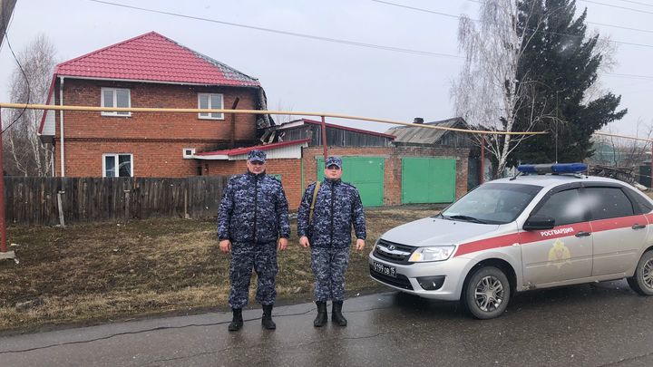 В Черепанове сотрудники Росгвардии спасли из горящего дома семью с двумя детьми
