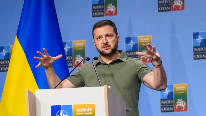 Киев вновь перешёл к угрозам: Зеленский пообещал запросить военную помощь США, если Россия нарушит соглашение