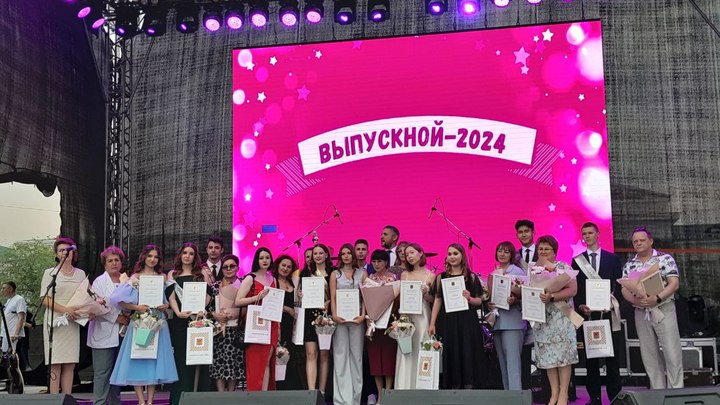 Глава Забайкалья поздравил 11-классников с выпускным в школе