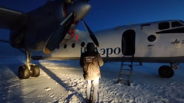 У самолета Ан-26 открылся грузовой отсек прямо во время полета в Маган