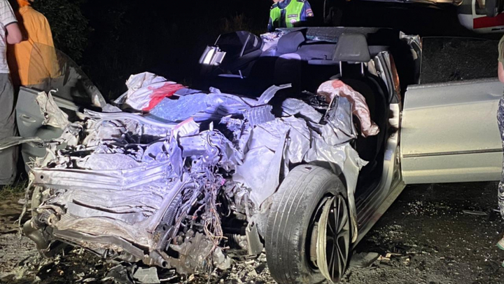 На дороге в Радужный при столкновении легковушки и автобуса погибли 3 человека и ещё 9 пострадали