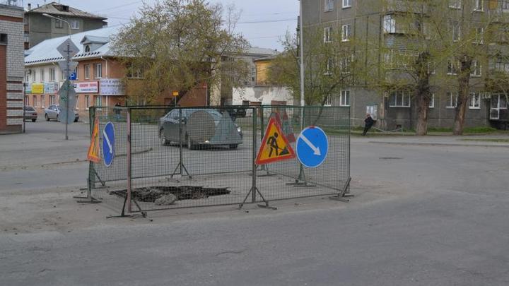 В Кургане из-за канализации перекрывают улицы: проваливается асфальт