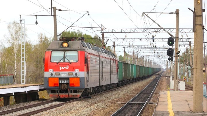 На Сахалине автомобиль врезался в поезд на железнодорожном переезде